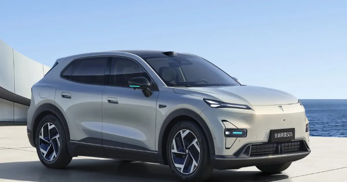 Deepal S05 facelift tampak samping dengan desain aerodinamis dan velg 18 inci