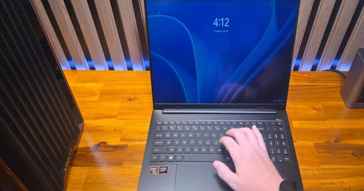 Ilustrasi jam tangan magnetik Galaxy Watch 7 yang memicu sensor laptop Acer Swift Go 16 AI