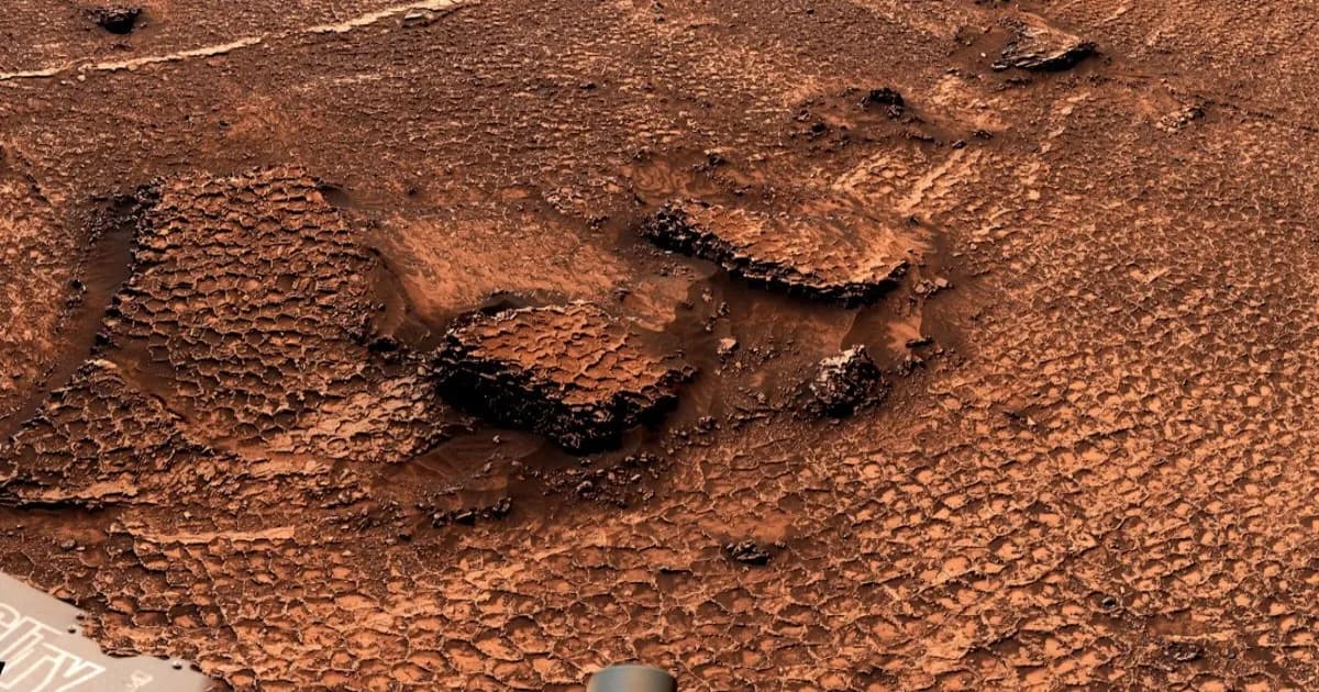 Pemandangan panorama 360 derajat permukaan Mars yang dipenuhi pola poligon heksagonal hasil jepretan NASA Curiosity Mars rover