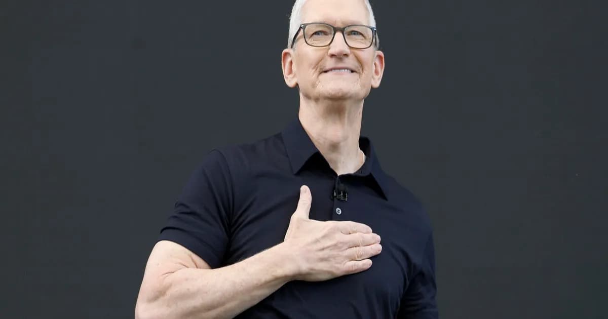 CEO Apple Tim Cook mengumumkan paket berbayar AI di iCloud Plus
