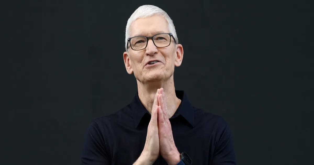 Tim Cook CEO Apple saat konferensi pers krisis memori
