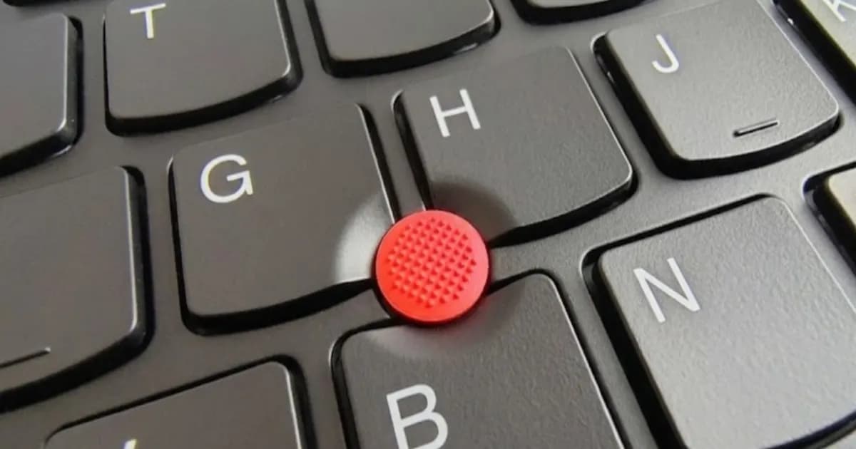 ThinkPad TrackPoint merah ikonik di keyboard laptop