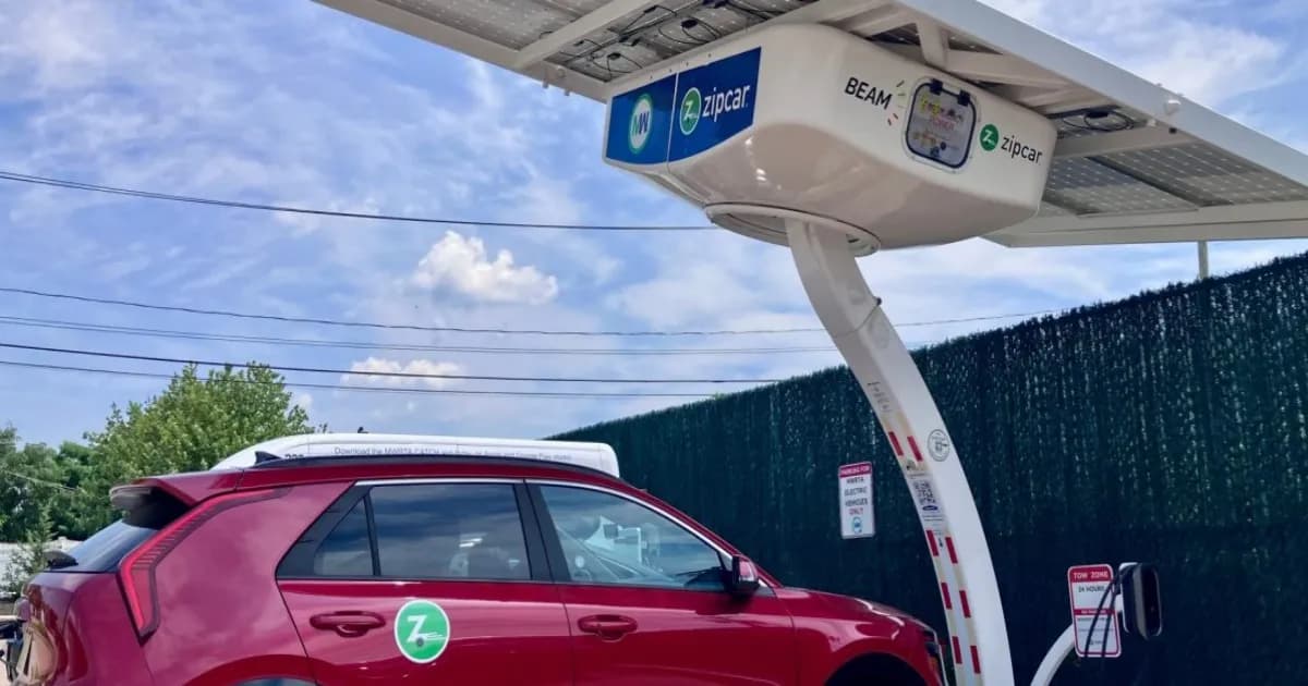 Ilustrasi mobil Zipcar terparkir di dekat pengisi daya EV surya off-grid Beam EV ARC di area komunitas Boston