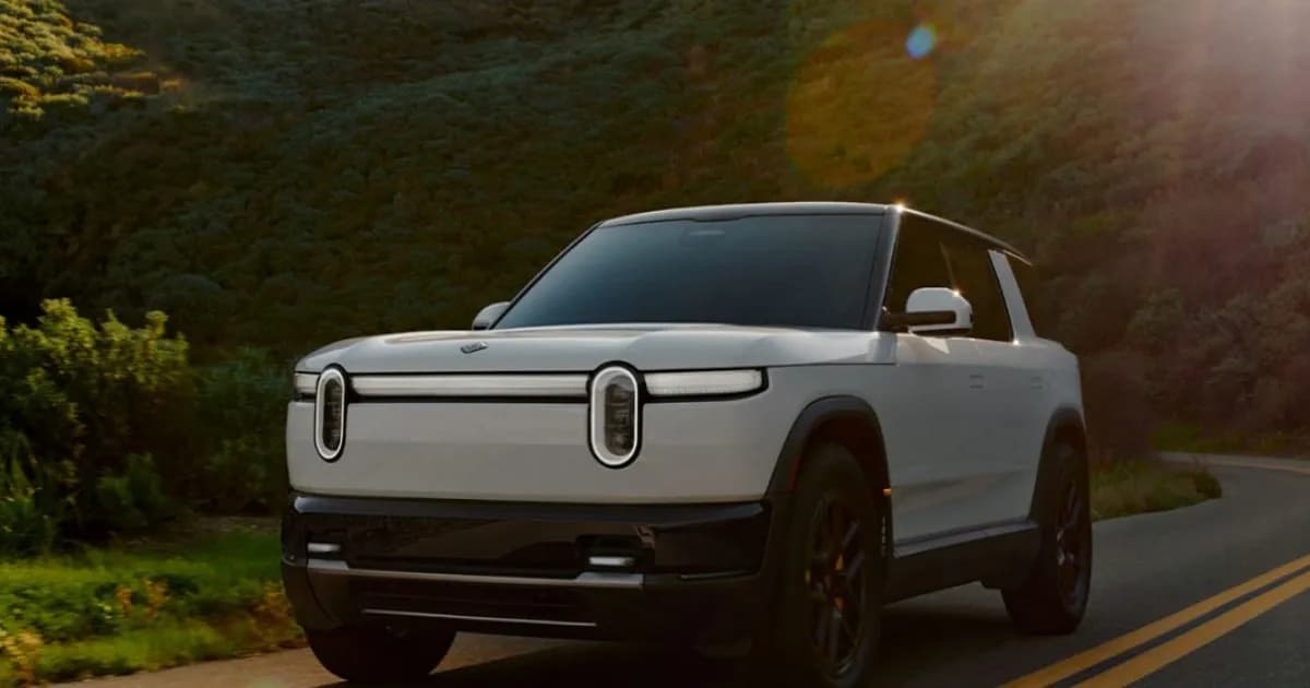 Rivian R2 SUV listrik putih dengan latar pabrik Georgia