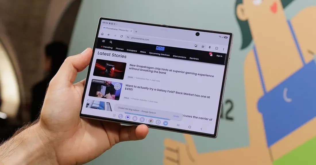 Samsung Galaxy Z Fold 8 Ultra dengan layar terbuka menampilkan desain book-style dan engsel Flex Titanium