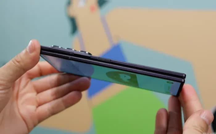 Samsung Galaxy Fold 8 Ultra dengan layar terbuka menampilkan desain ultra tipis dan engsel titanium