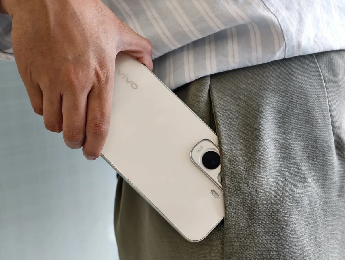 Smartphone vivo Y500 dengan layar dan desain bodi tipis