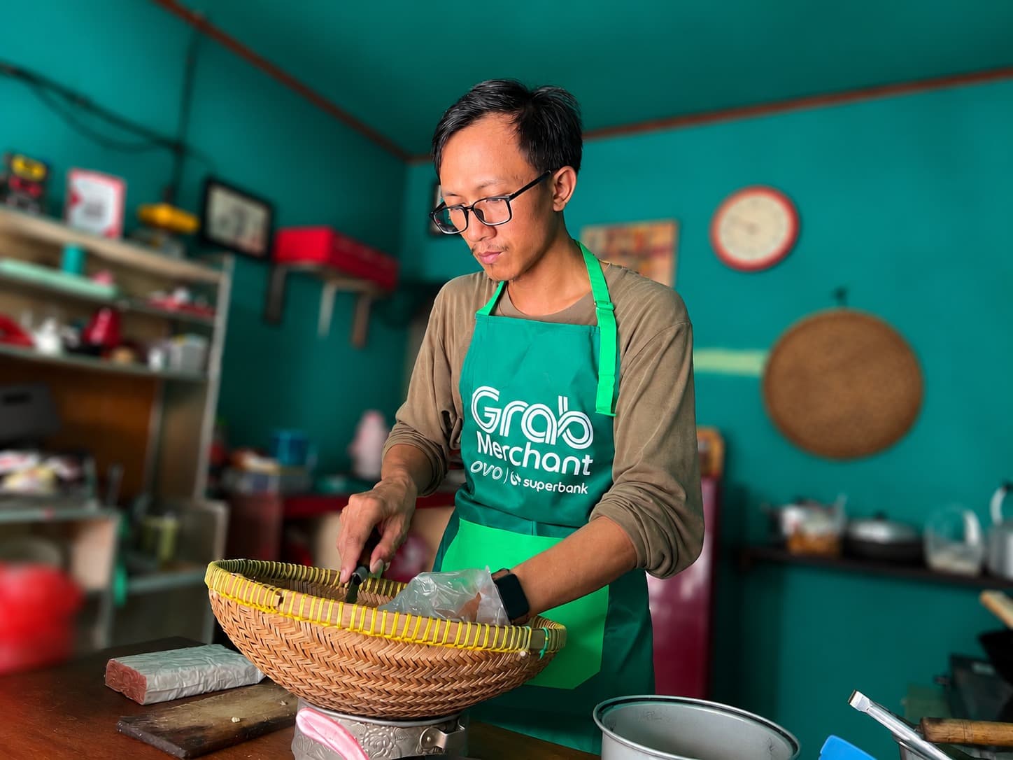 Mantan Driver Grab Manfaatkan AI untuk Kembangkan Warung Pecel Keluarga