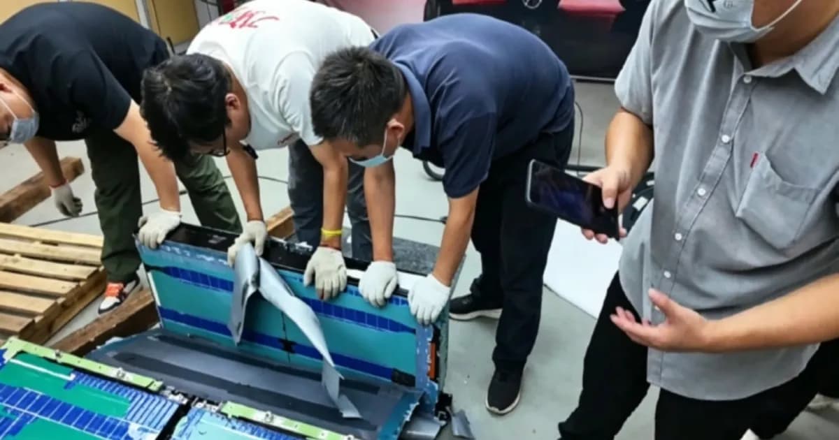 Analisis pembongkaran paket baterai Blade 2.0 BYD menunjukkan struktur internal sel dan komponen
