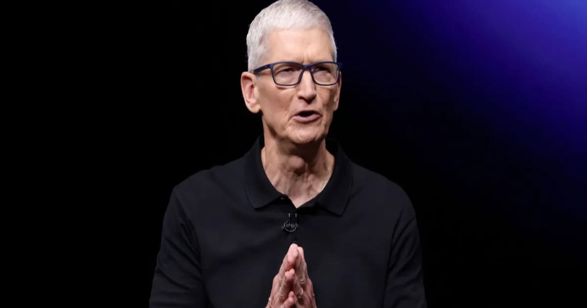 Tim Cook berbicara di atas panggung dalam acara Apple