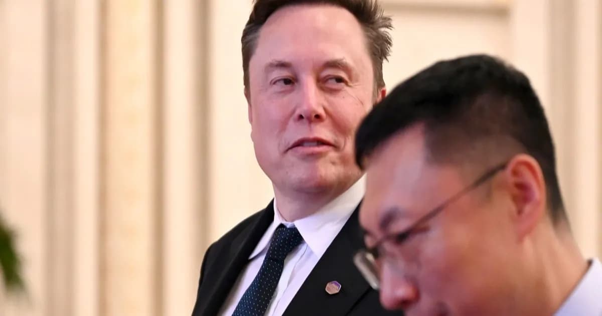 Ilustrasi logo Tesla dengan latar peta China yang menggambarkan rencana pemisahan bisnis