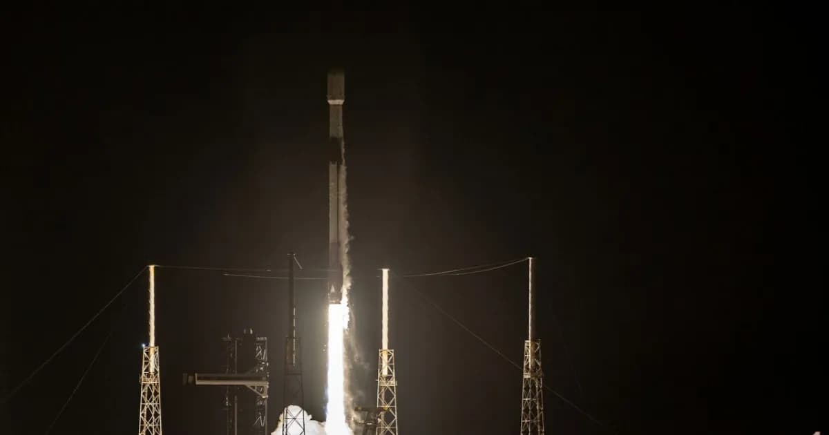 Ilustrasi roket Falcon 9 SpaceX yang akan menabrak permukaan Bulan dekat Kawah Einstein