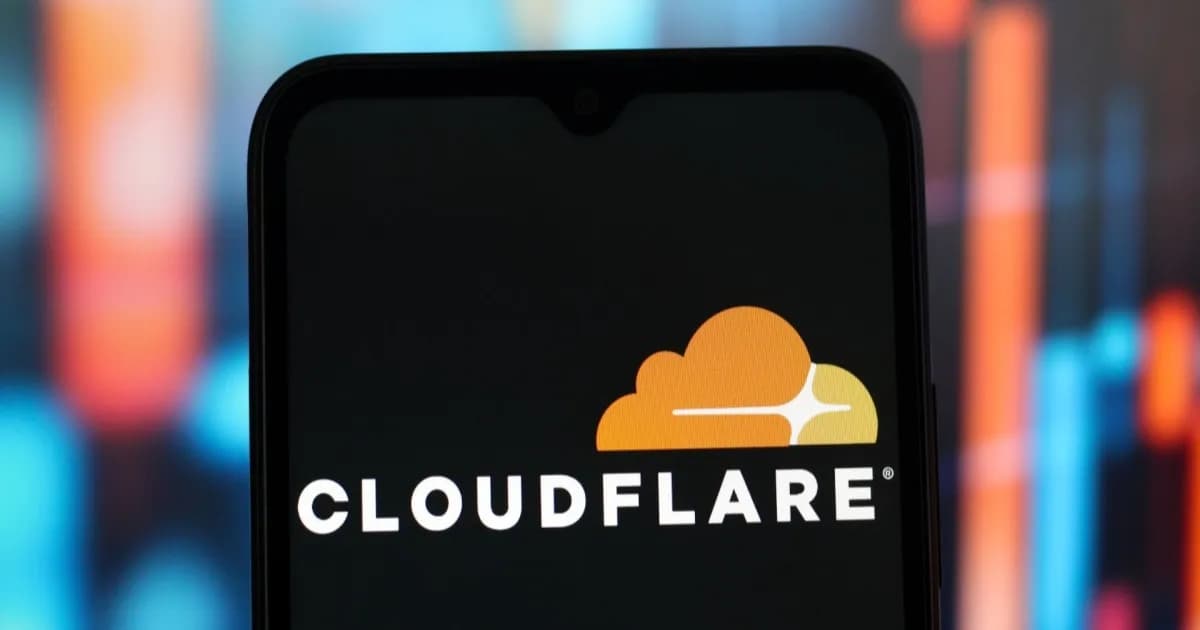 Ilustrasi logo Cloudflare di layar smartphone