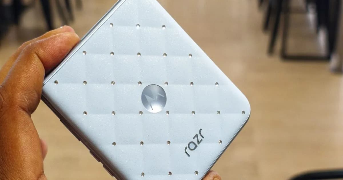 Motorola Razr 70 Edisi Swarovski dengan panel belakang kristal