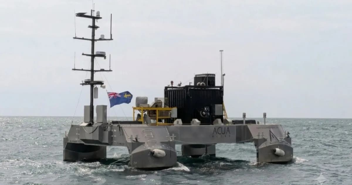 Kapal robot Pioneer dengan drone SkyRanger R70 di laut berombak