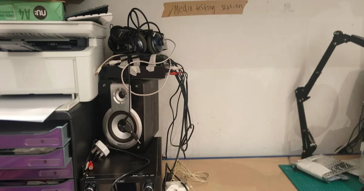 Ilustrasi perangkat elektronik rusak yang siap diperbaiki dengan berbagai alat