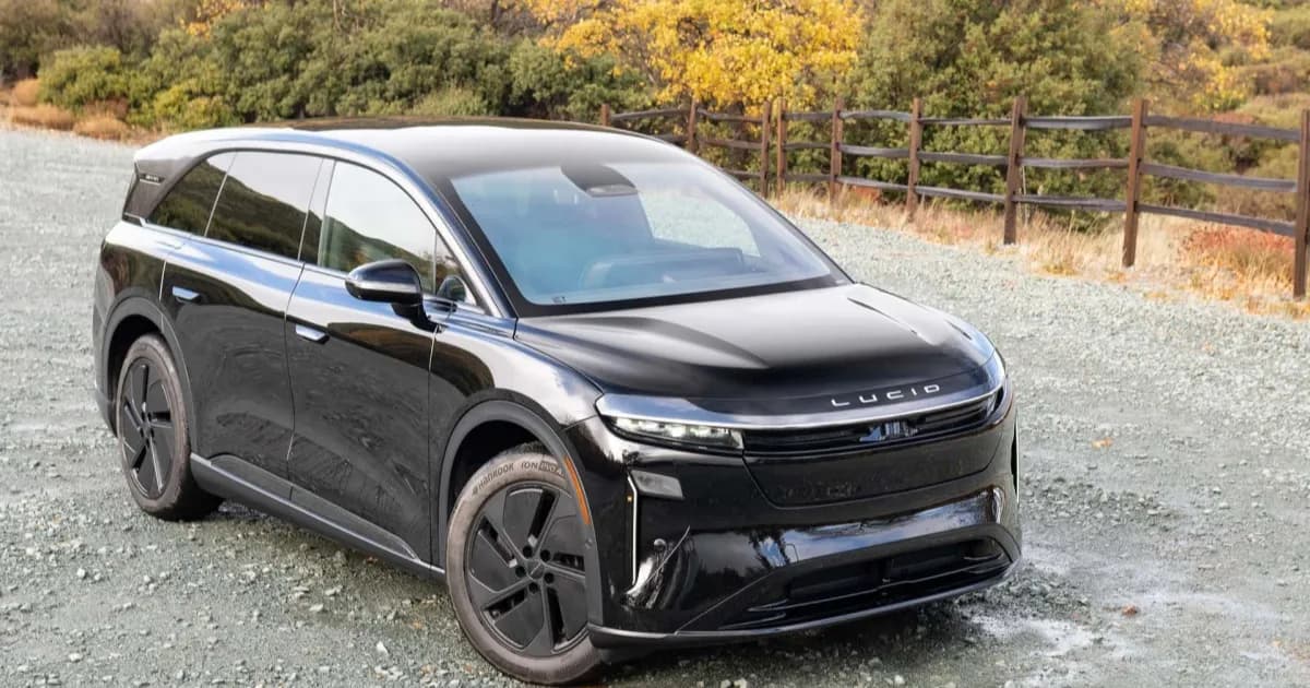Lucid Gravity SUV listrik dengan fitur vehicle-to-load yang mencetak rekor Guinness World Records