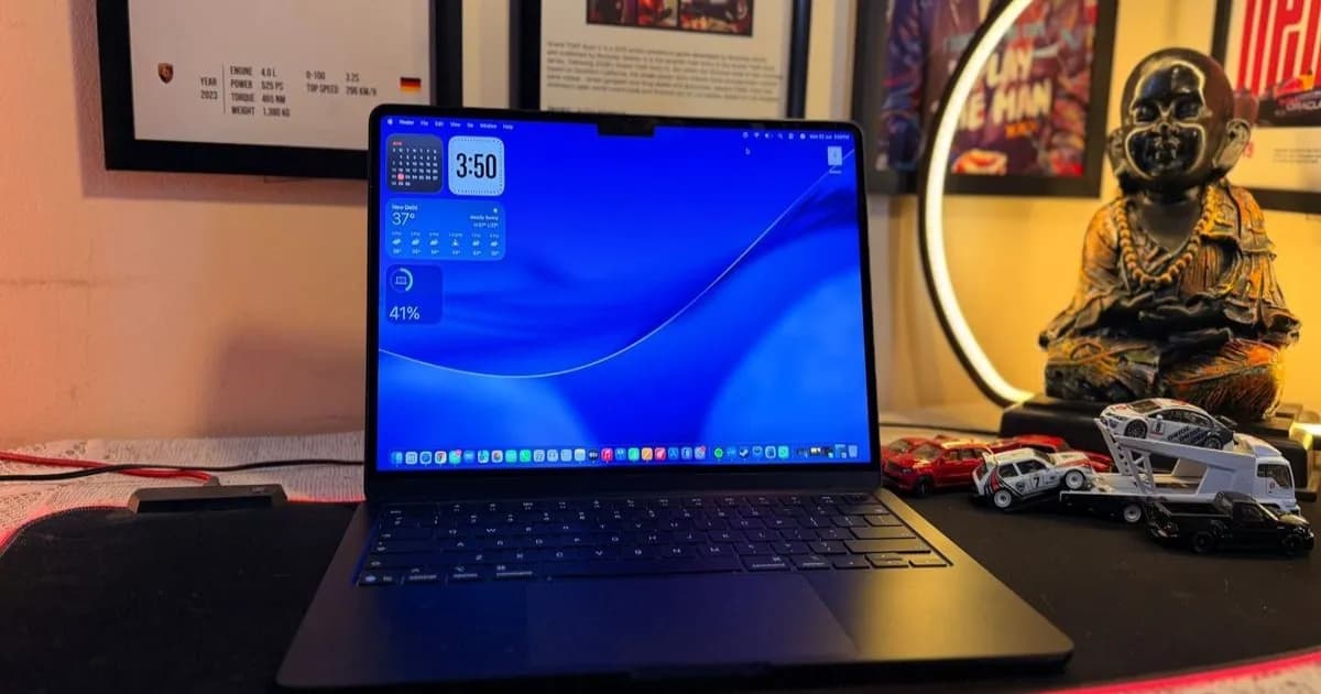 MacBook Pro 14 M5 digunakan di pangkuan seorang wanita di bandara