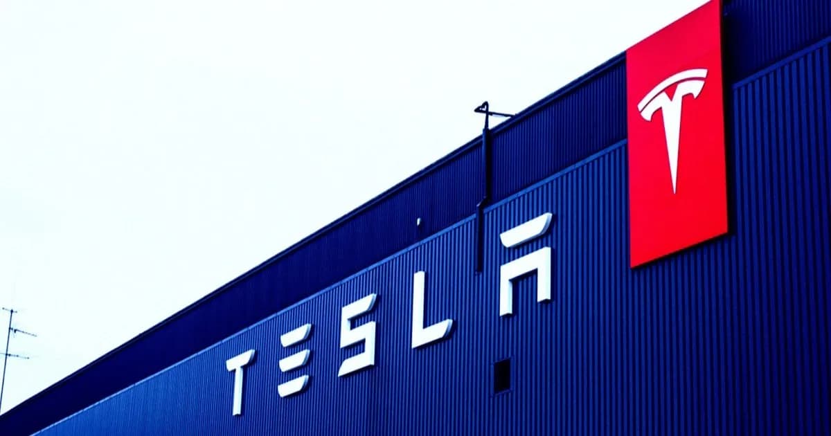 Foto pabrik Tesla dengan pengolahan warna di Stockholm