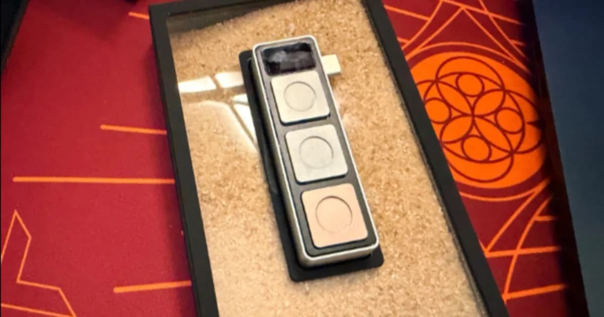 Dune keypad Aina terhubung ke MacBook Air dengan tiga tombol metal berwarna