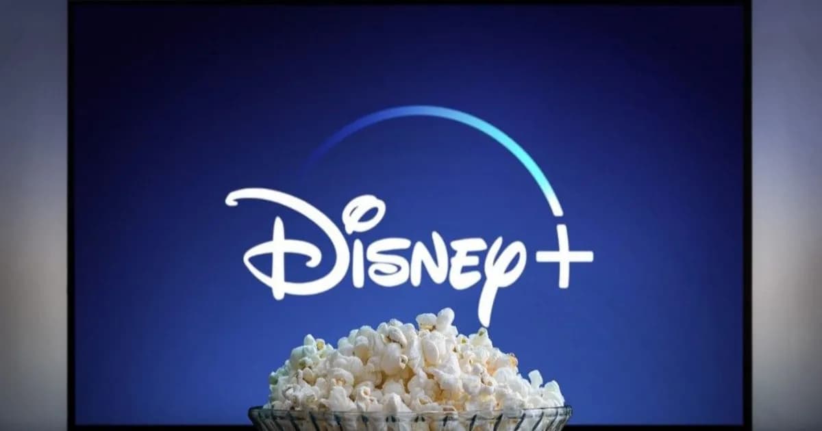 Tampilan layar TV dengan logo Disney+ dan mangkuk popcorn di depan layar