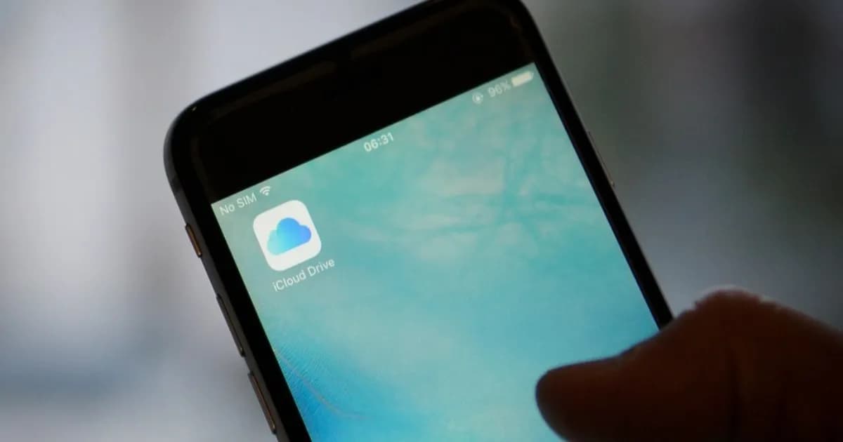 Logo Apple dengan simbol gembok kunci di latar belakang digital