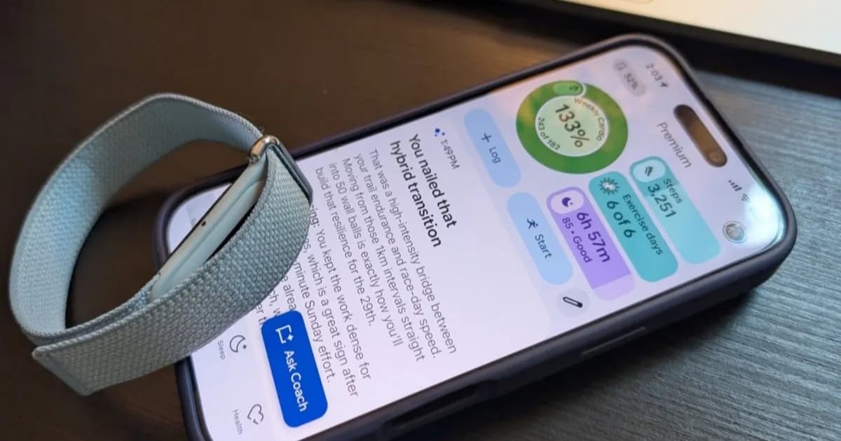 Ilustrasi aplikasi Google Health yang terhubung dengan Apple Health di iPhone untuk sinkronisasi data Fitbit