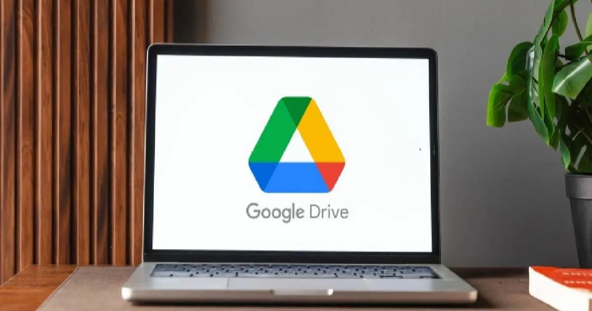 Ilustrasi Google Drive di laptop untuk meningkatkan hasil AI