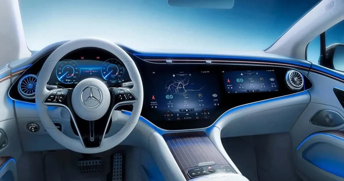 Interior Mercedes-Benz dengan layar raksasa dan tombol fisik baru yang kembali dihadirkan