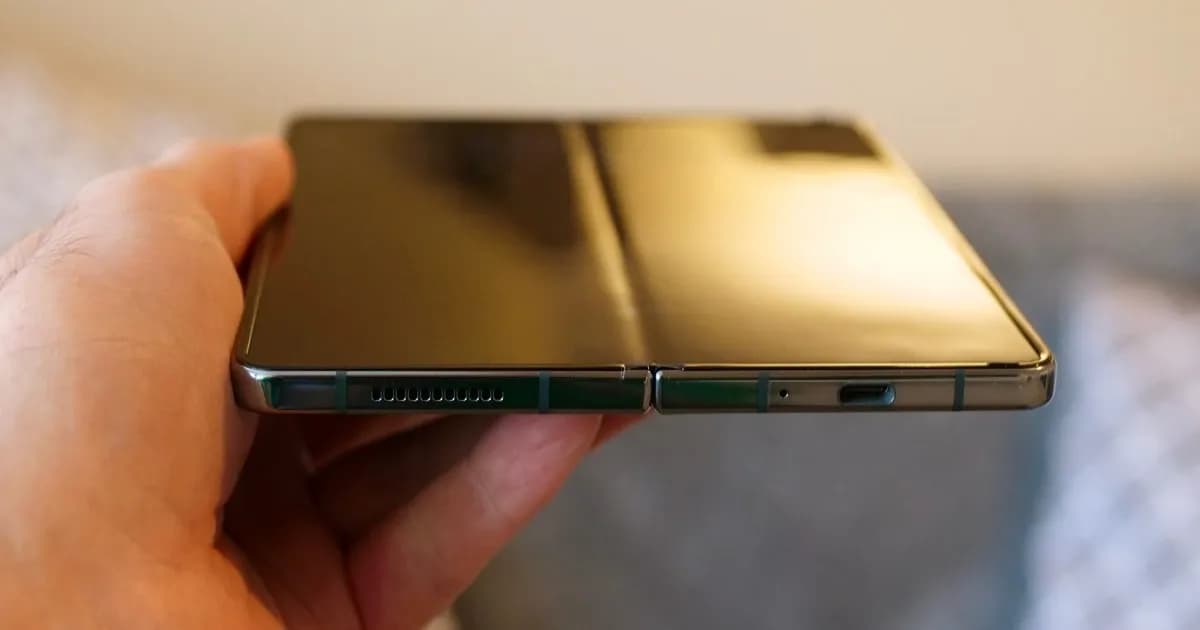 Galaxy Z Fold 8 open in portrait mode menampilkan layar lipat Samsung