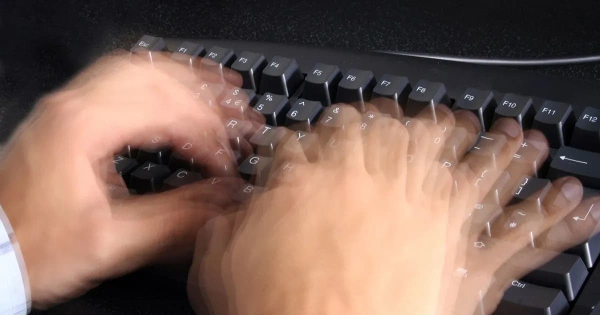 Tangan di keyboard dengan efek blur yang menyiratkan mengetik sangat cepat untuk merespons ChatTJB