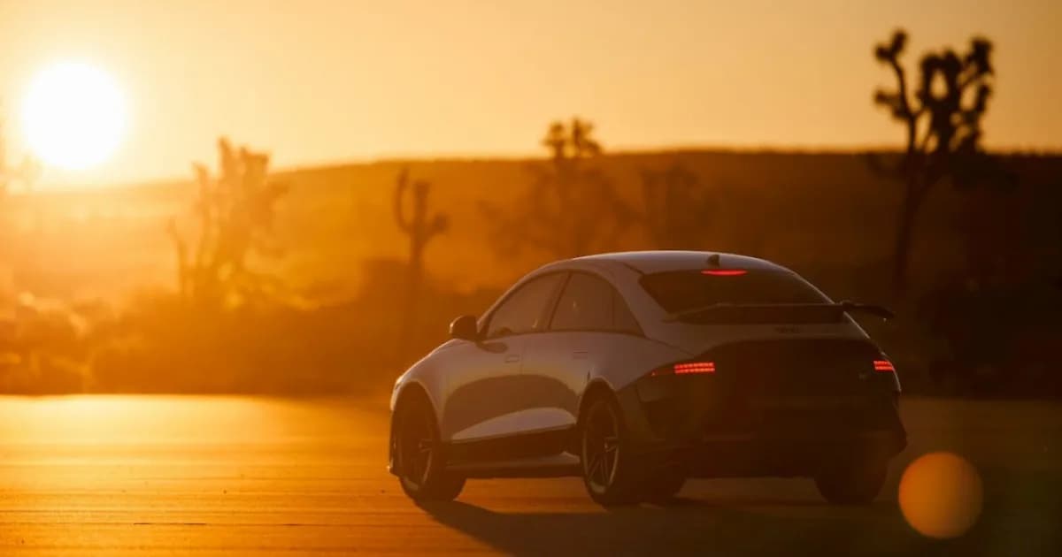 Hyundai IONIQ 6 N tampak samping dengan desain aerodinamis khas sedan listrik performa tinggi
