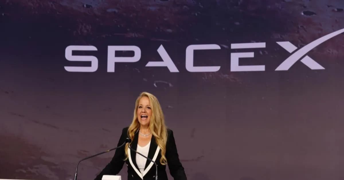 Ilustrasi roket SpaceX dengan satelit Starlink di orbit bumi