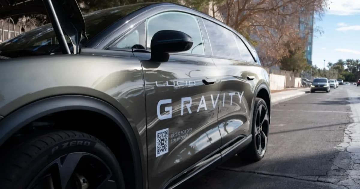 Ilustrasi kendaraan listrik Lucid Motors dengan latar fasilitas produksi modern