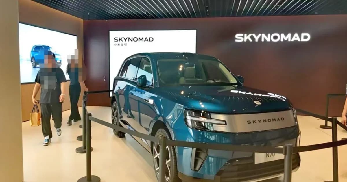 Skynomad N70 di dalam toko Xiaomi dengan pengunjung yang ramai
