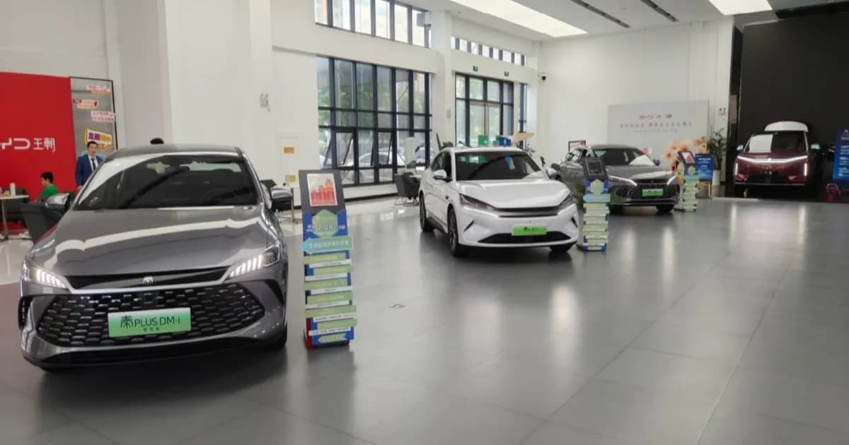 Dealer BYD di China dengan mobil listrik yang dipajang di area showroom