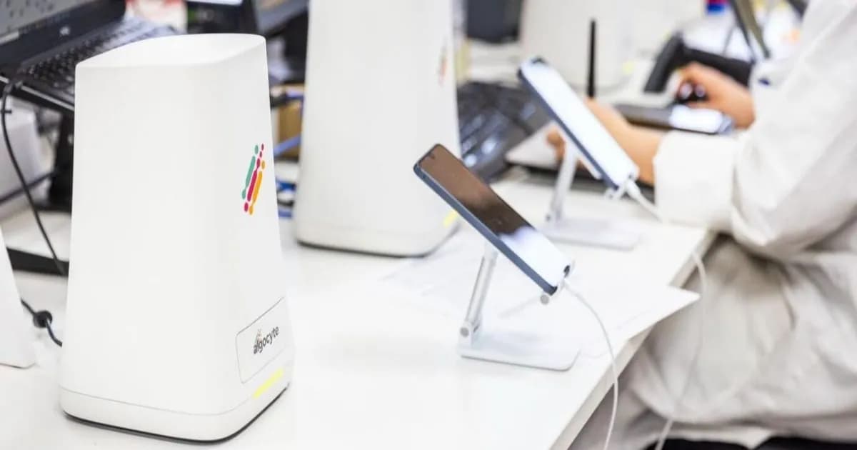 Alat tes darah Proxima sedang digunakan di laboratorium