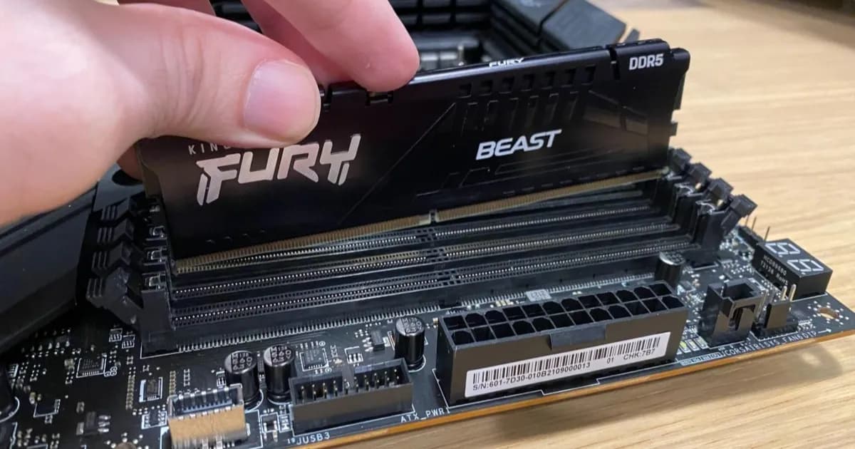 Ilustrasi pemasangan modul RAM pada motherboard PC