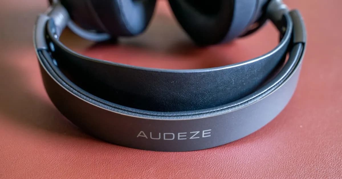 Headset gaming Audeze Maxwell dengan driver planar magnetic di atas alas burgundy