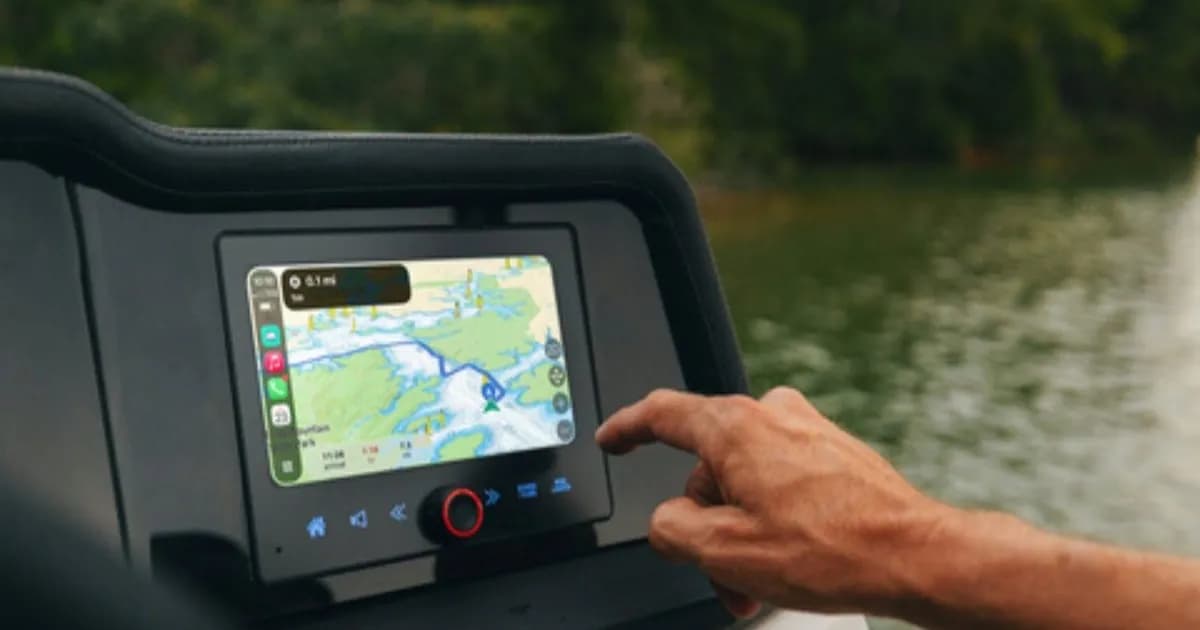 Perahu ponton Crest dengan layar infotainment menampilkan aplikasi navigasi Savvy Navvy