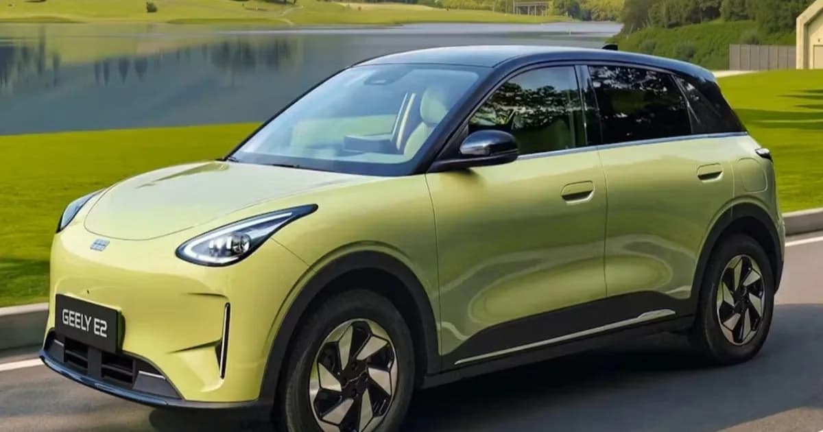 Geely E2 hatchback listrik kompak dengan desain minimalis di jalanan Eropa