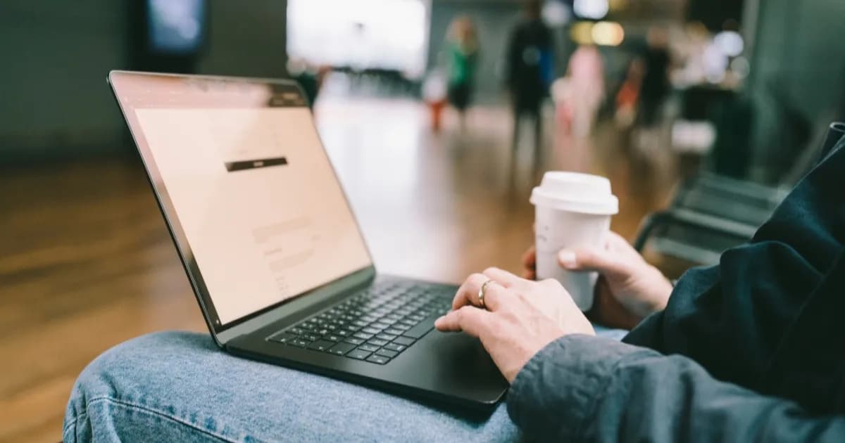 Ilustrasi serangan CaptiveCrunch pada wifi publik di hotel dan bandara