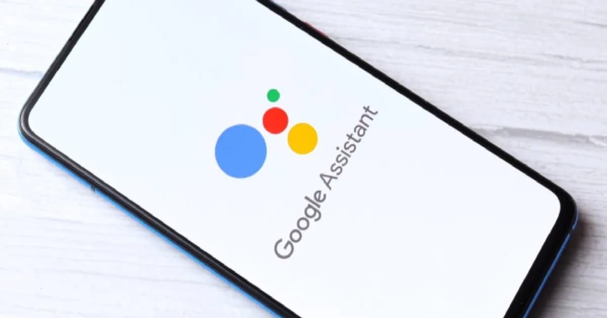 Ilustrasi logo Google Assistant di layar smartphone yang akan digantikan Gemini pada September 2026