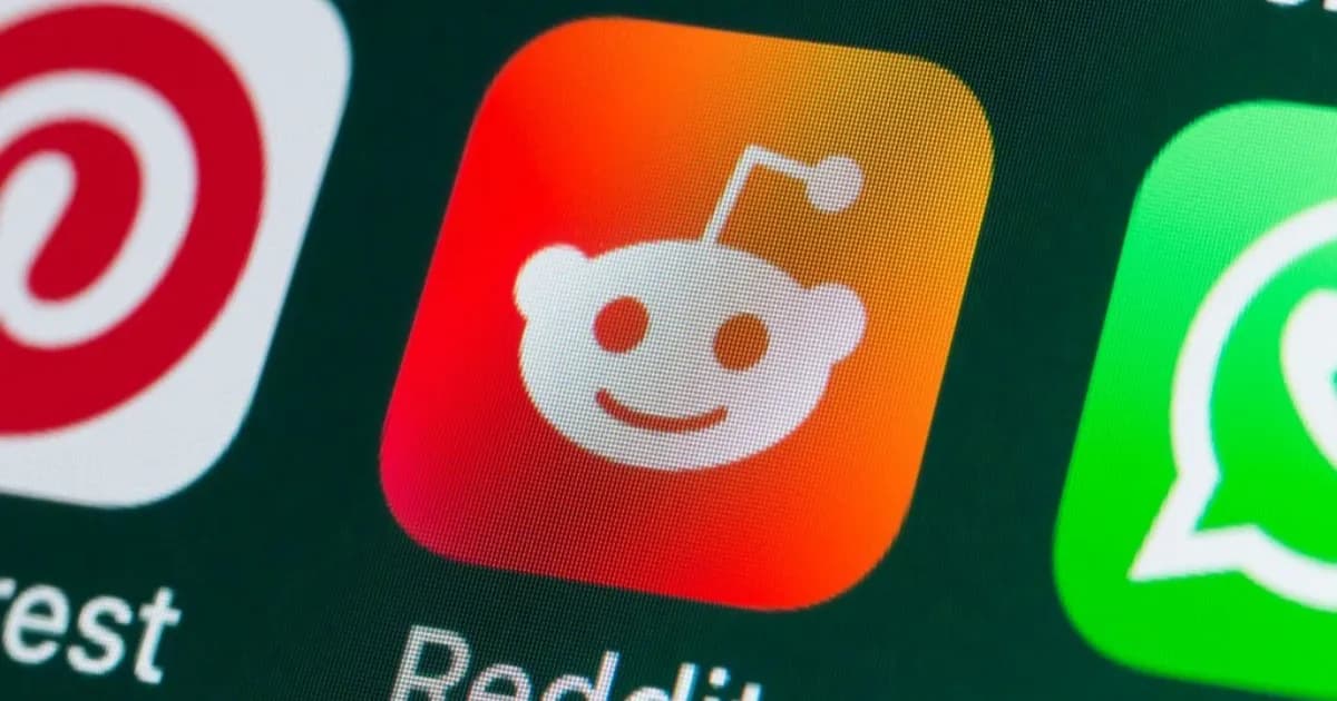 Ilustrasi pembaruan sistem moderasi Reddit dengan Rules Hub berbasis AI untuk komunitas