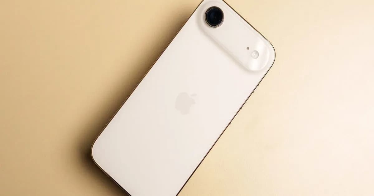 iPhone Air dengan desain ramping dan bodi kaca