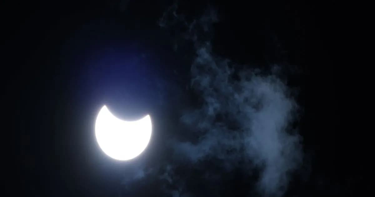 Ilustrasi gerhana matahari total saat Bulan menutupi seluruh piringan Matahari