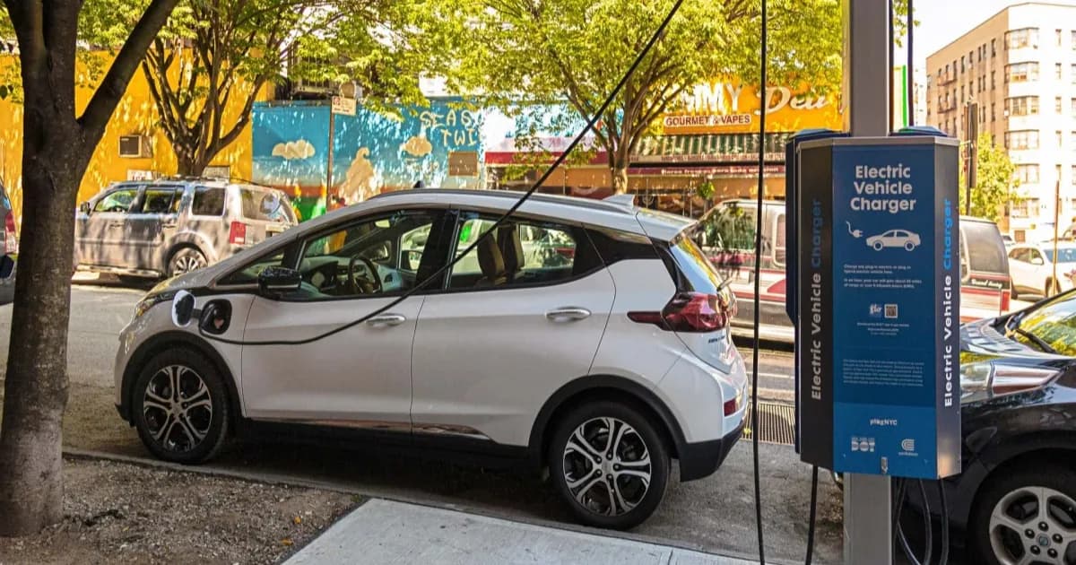 Ilustrasi charger EV tepi jalan di New York City dengan mobil listrik yang sedang mengisi daya