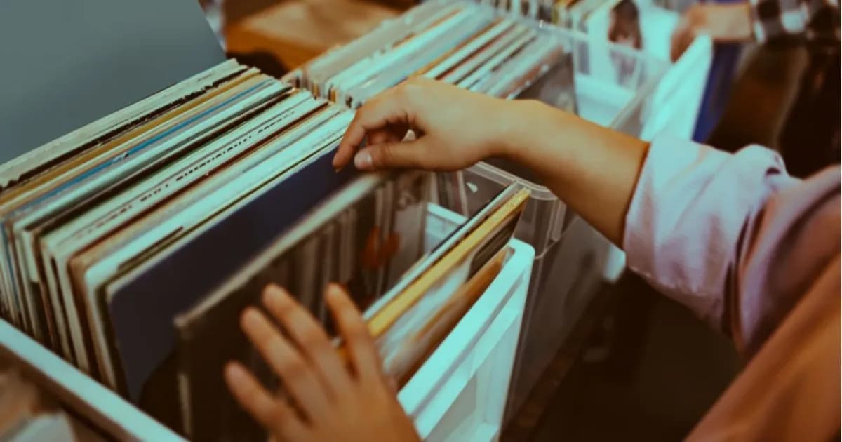 Ilustrasi piringan hitam vinyl yang digunakan untuk layanan cetak vinyl musik AI dari Suno