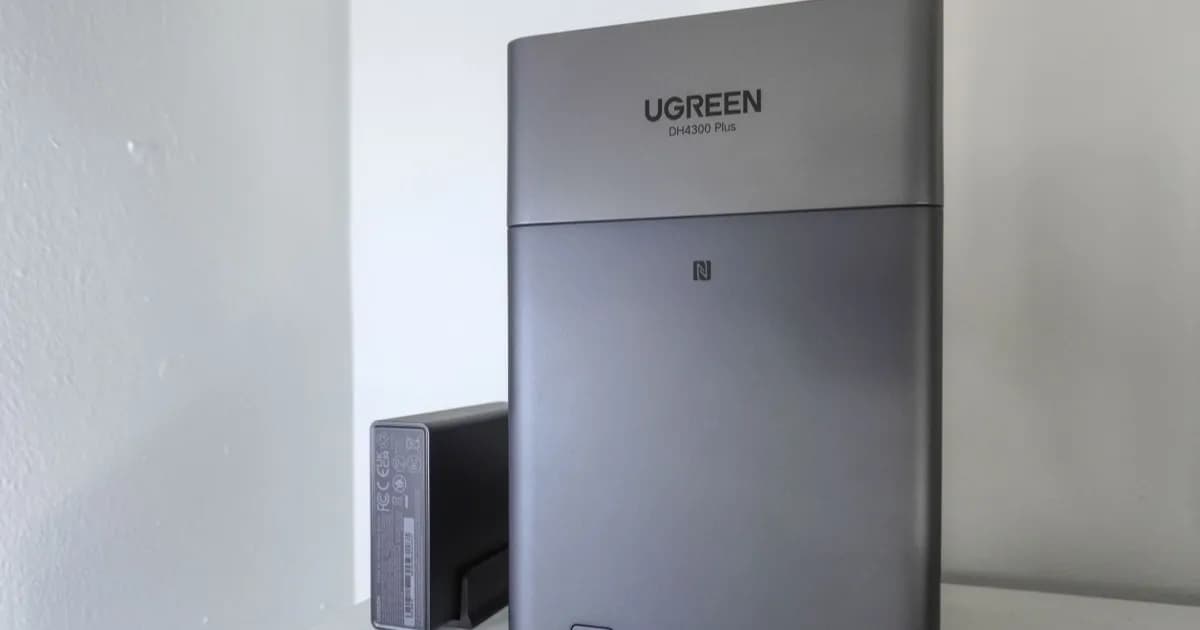 Ugreen US3000 mini UPS di samping perangkat NAS Ugreen di rak