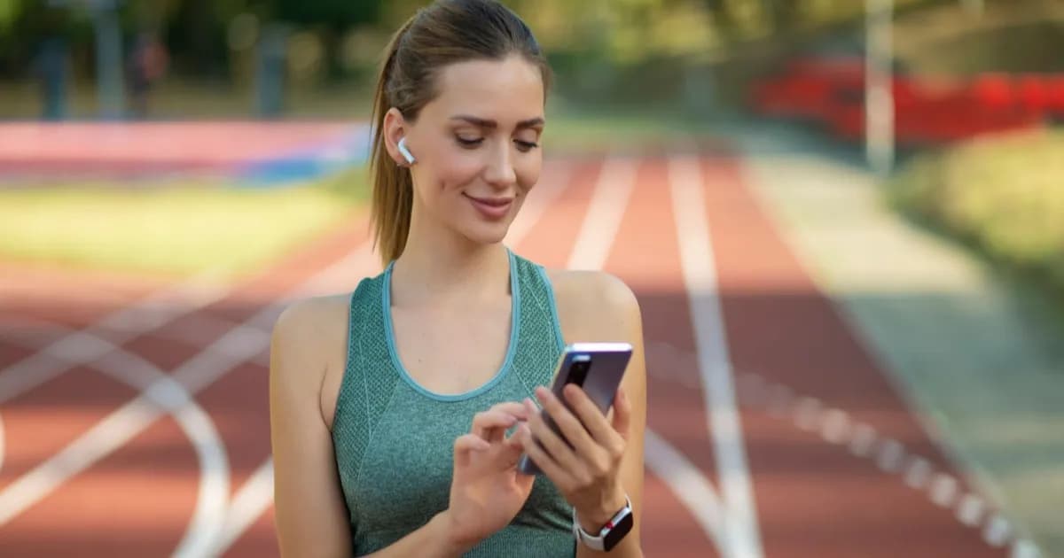 Tampilan aplikasi Google Health dengan data kebugaran dan AI Coach di layar smartphone